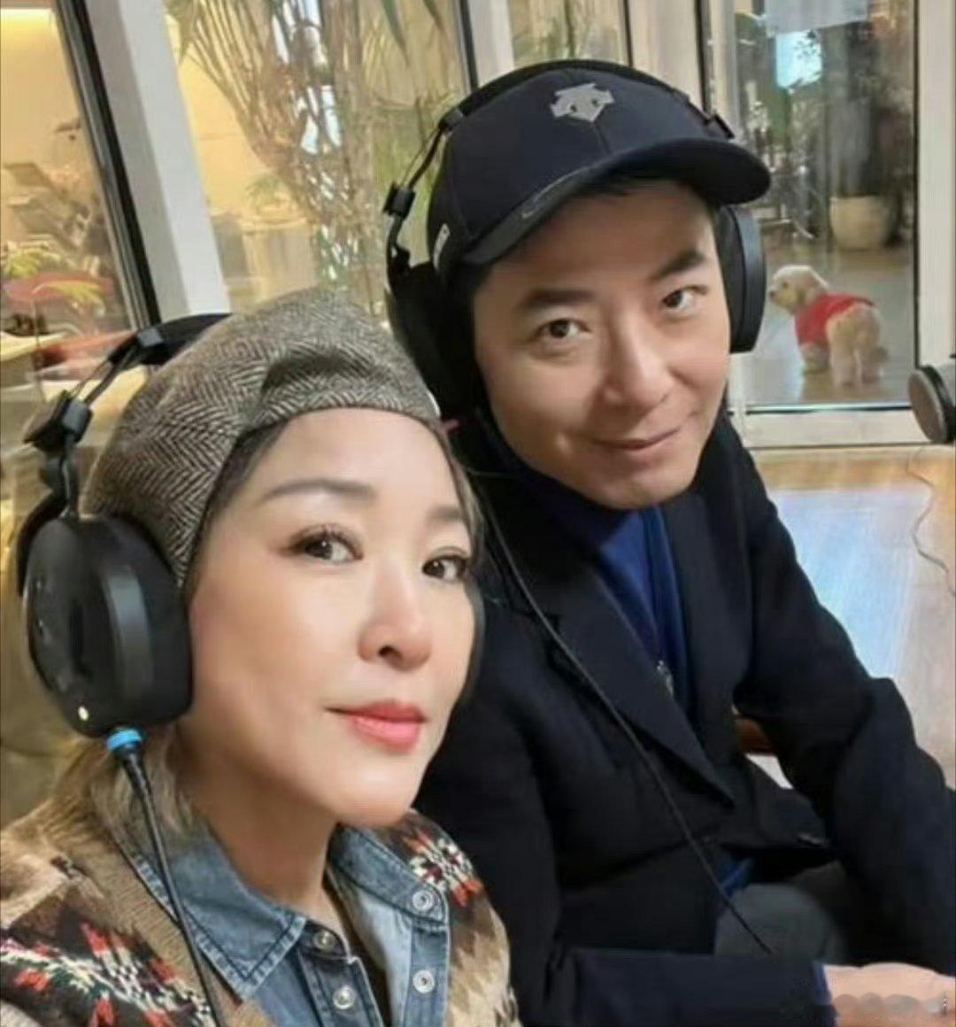 戴军去李静工作室像回自己家了戴军到访全程随性自在，自主忙活招待宾客，毫无生疏客套
