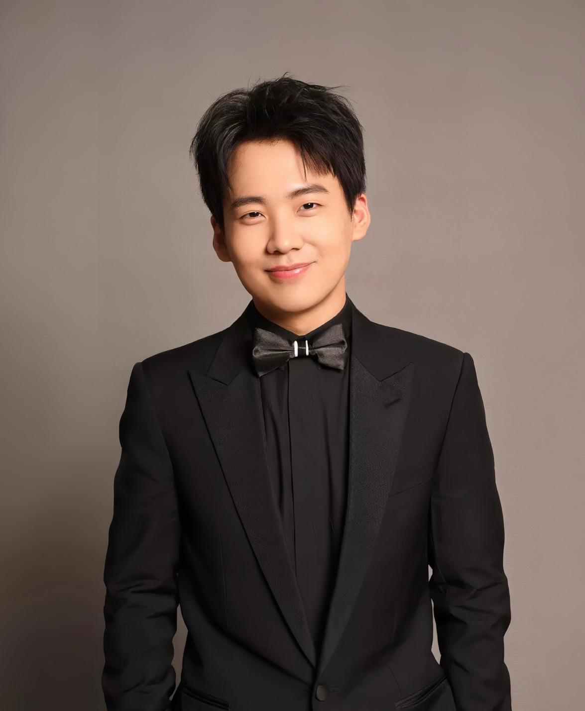 郭麒麟只要不塌房
他拍不拍戏已经无所谓了，
因为他最大的优势不是有钱，也不是家世