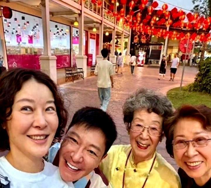 现任永远做不出一件事：拉着前任的手，一起调侃那个共同的男人。
李亚鹏的两位前女友