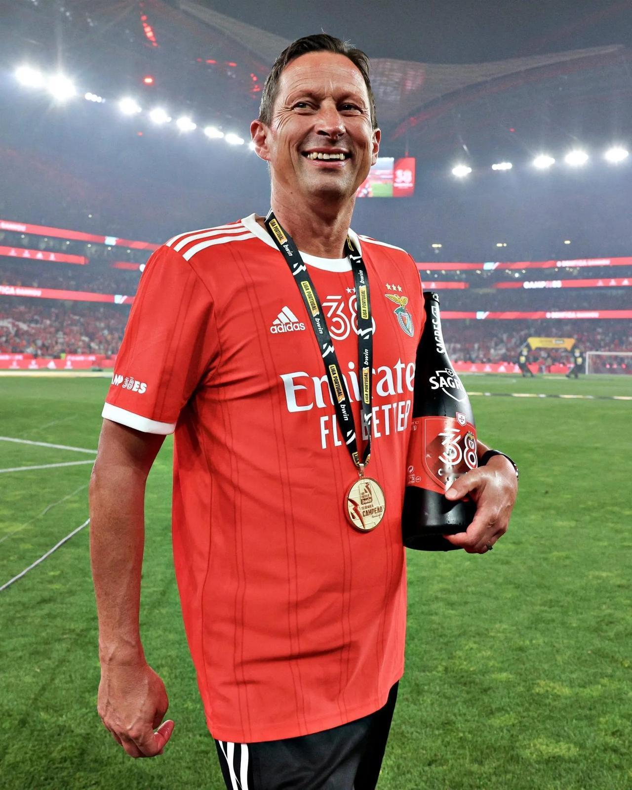 本赛季葡超冠军的争夺是激烈的，本菲卡和葡萄牙体育同积52分，但葡萄牙体育少赛一场