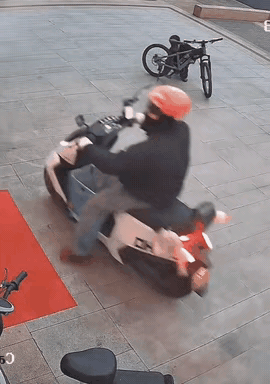 就这种人品，干啥都不行，表面上看是脾气问题，实际上是人品问题，应该说人人都有脾气