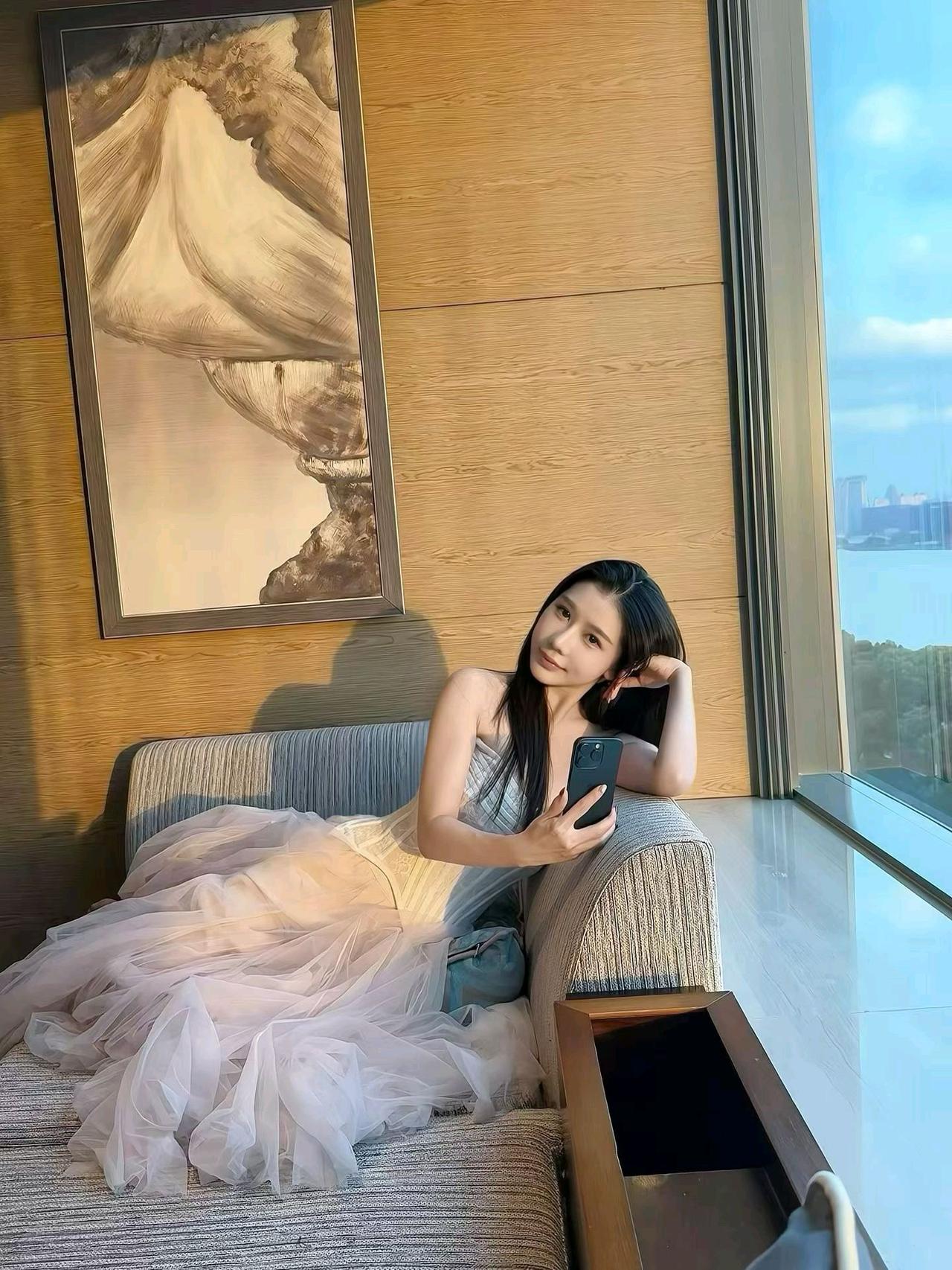 你喜欢哪一种气质的美人?要说喜欢哪种气质的美人，我还挺多元的。清冷气质的美人就很