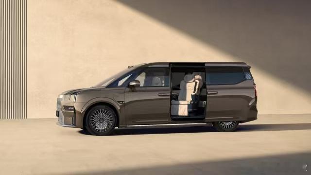 焕新极氪009标杆野心：从商务王座到家庭旗舰，双轨垄断高端MPV。连续两年蝉联4