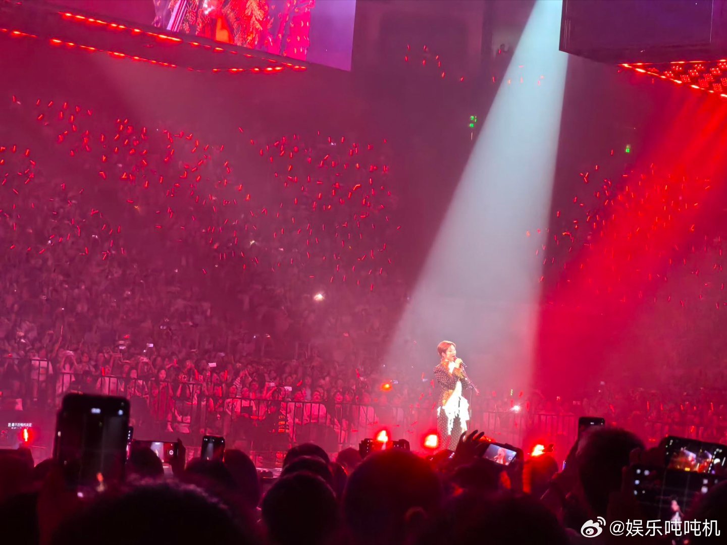 李宇春演唱会唱超女主题曲李宇春演唱会 前奏一响，真的瞬间回到二十年前的那个夏天，