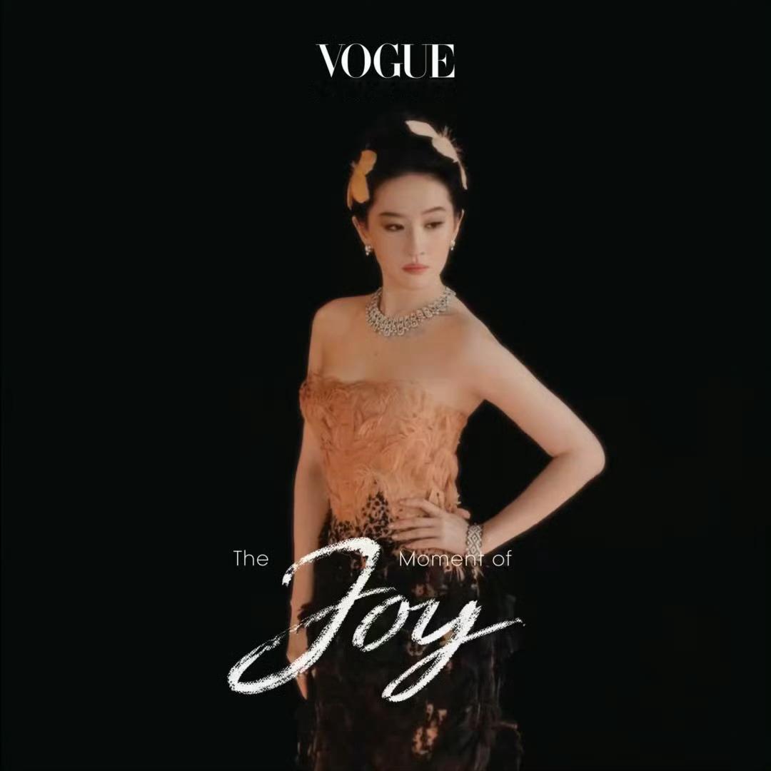 VOGUE子弹时间升级了这次 VOGUE 把子弹时间直接玩出新高度，换成一整个球