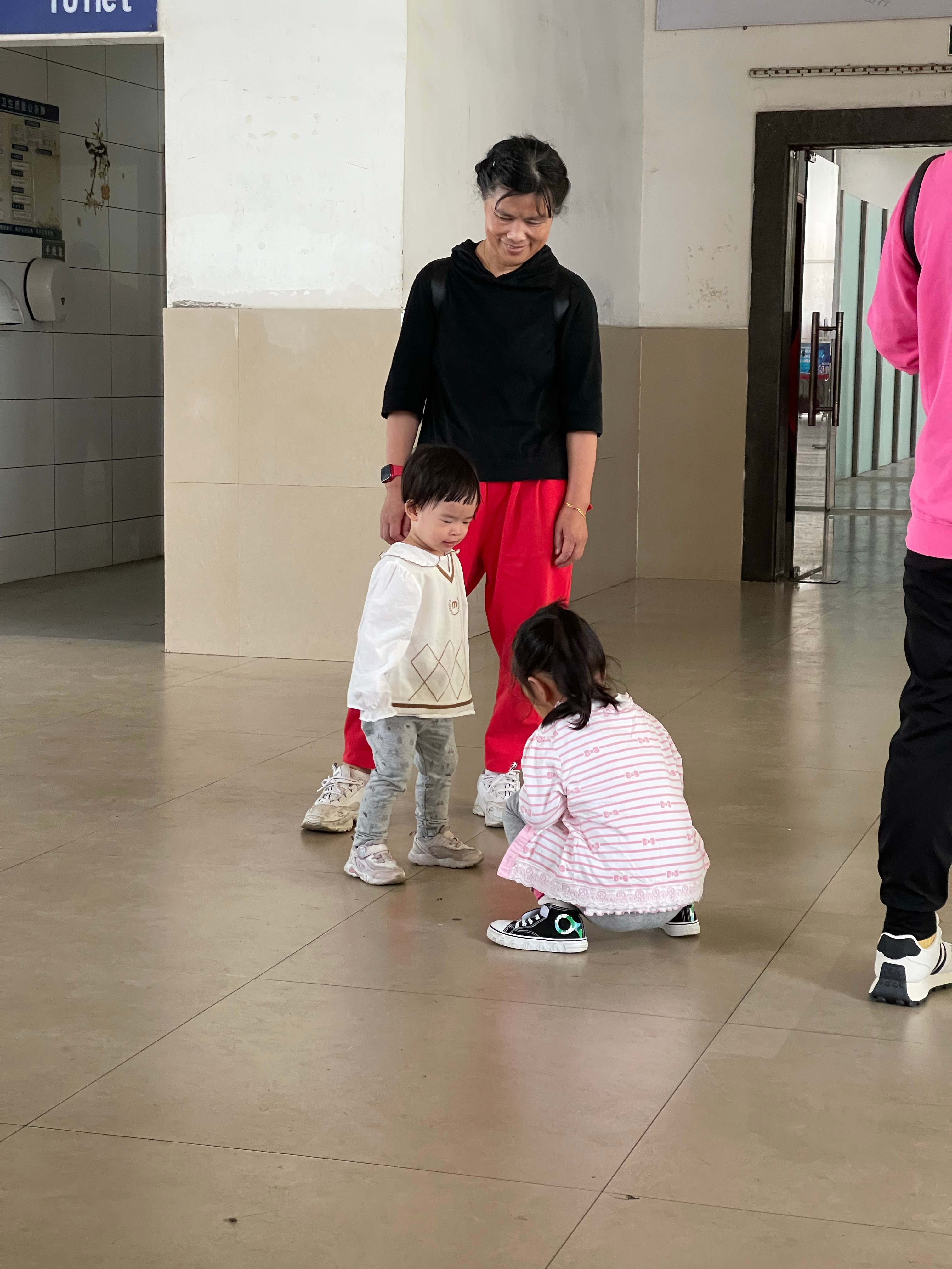 阿诚堂弟送我们到县城火车站，其实我家开过来也就 1.2 千米，阿诚能帮忙拿拿东西
