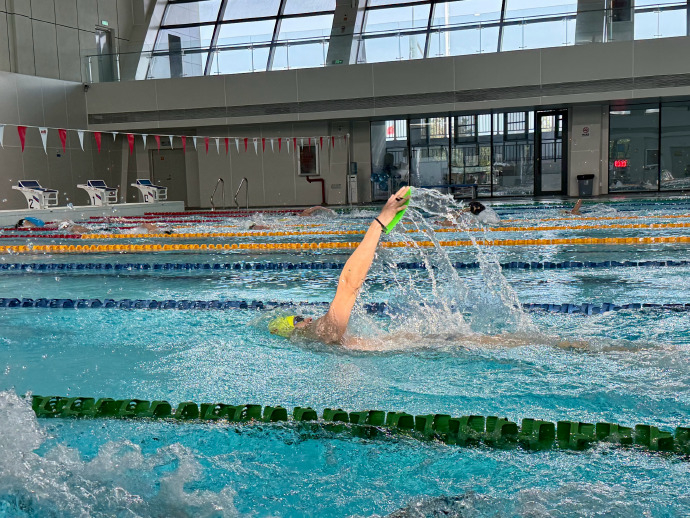 孙杨高原备战 更新照片，记录孙杨在高原环境下的备战动态。画面中，他专注投入训练，