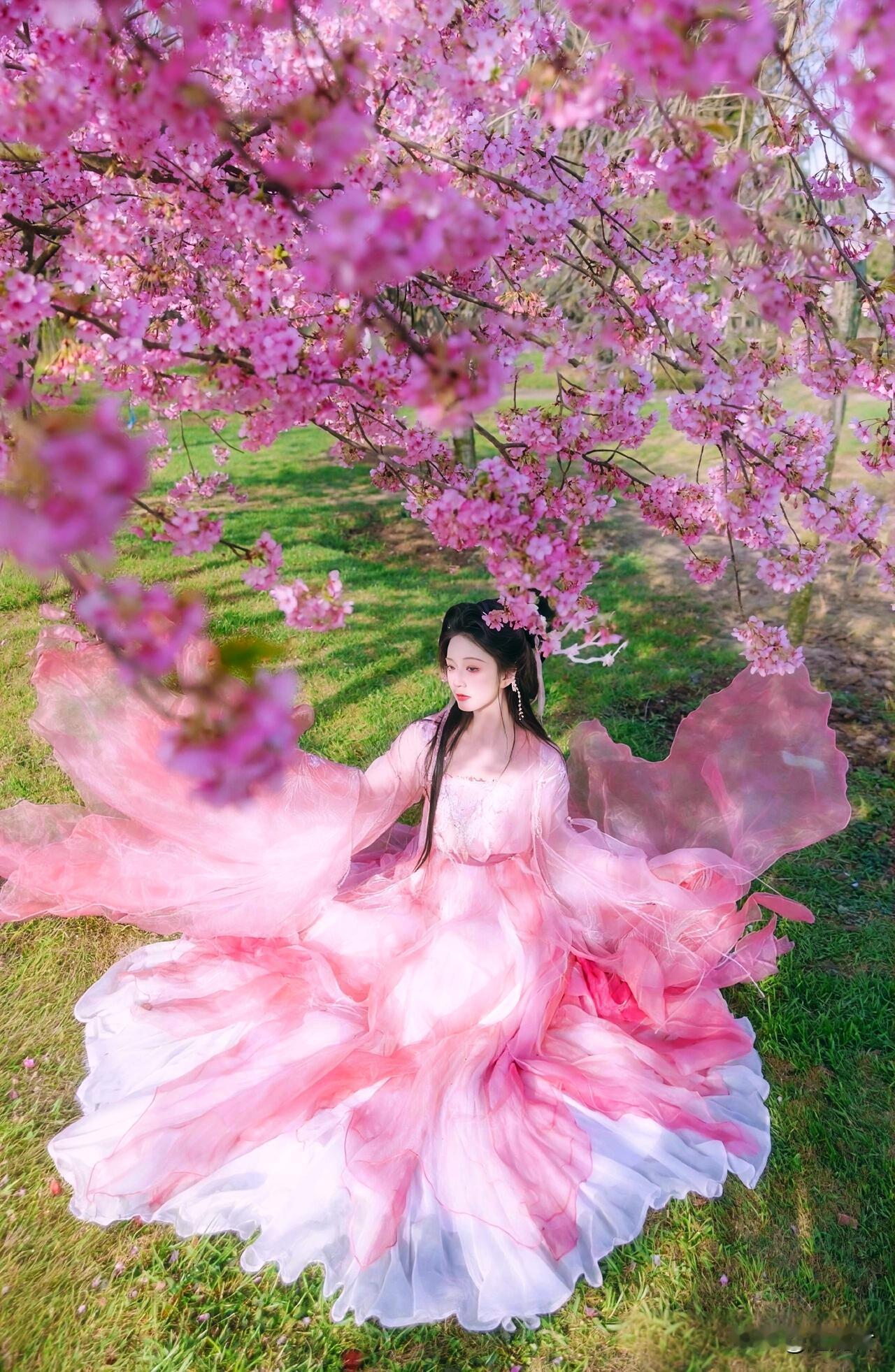 阳春四月，春暖花开，这就是传说中的花容月貌，貌美如花吗！
是的，这就是所谓的女人