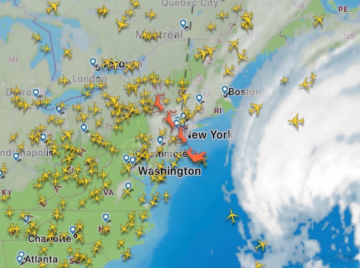 过两天，可以在网上追踪圣诞老人的飞行轨迹了。圣诞老人的雪橇也有飞行器注册号： H