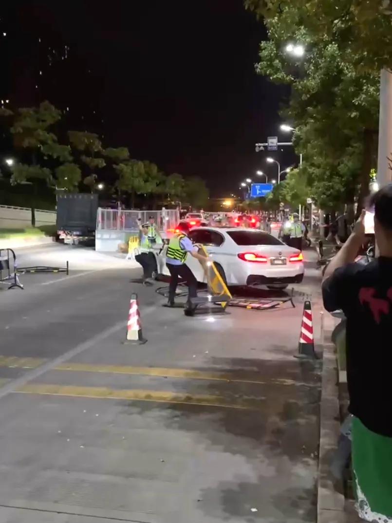 警方通知无证宝马拒检逃逸:17岁男子无证驾驶，已被捕

10月26日凌晨，网络传