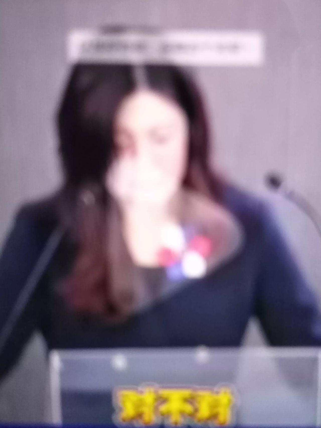 一方面郑丽文是从民进党演变过国民党的，“这中间有没有民进党在搞双黄我不知道”。就