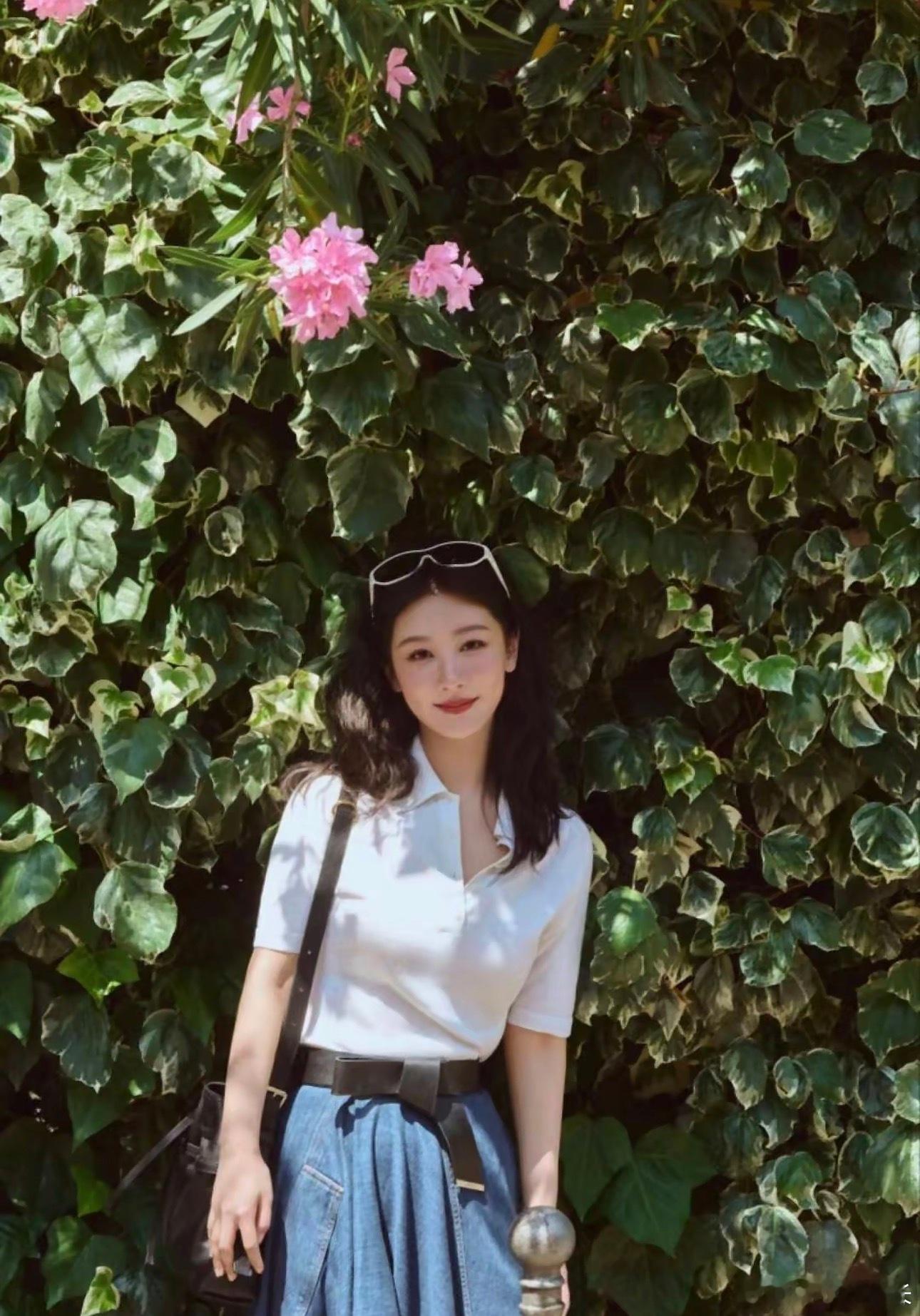 杨紫体制内女友感 杨紫最新的这套造型真的有一种说不出的根正苗红之感，妥妥的体制内