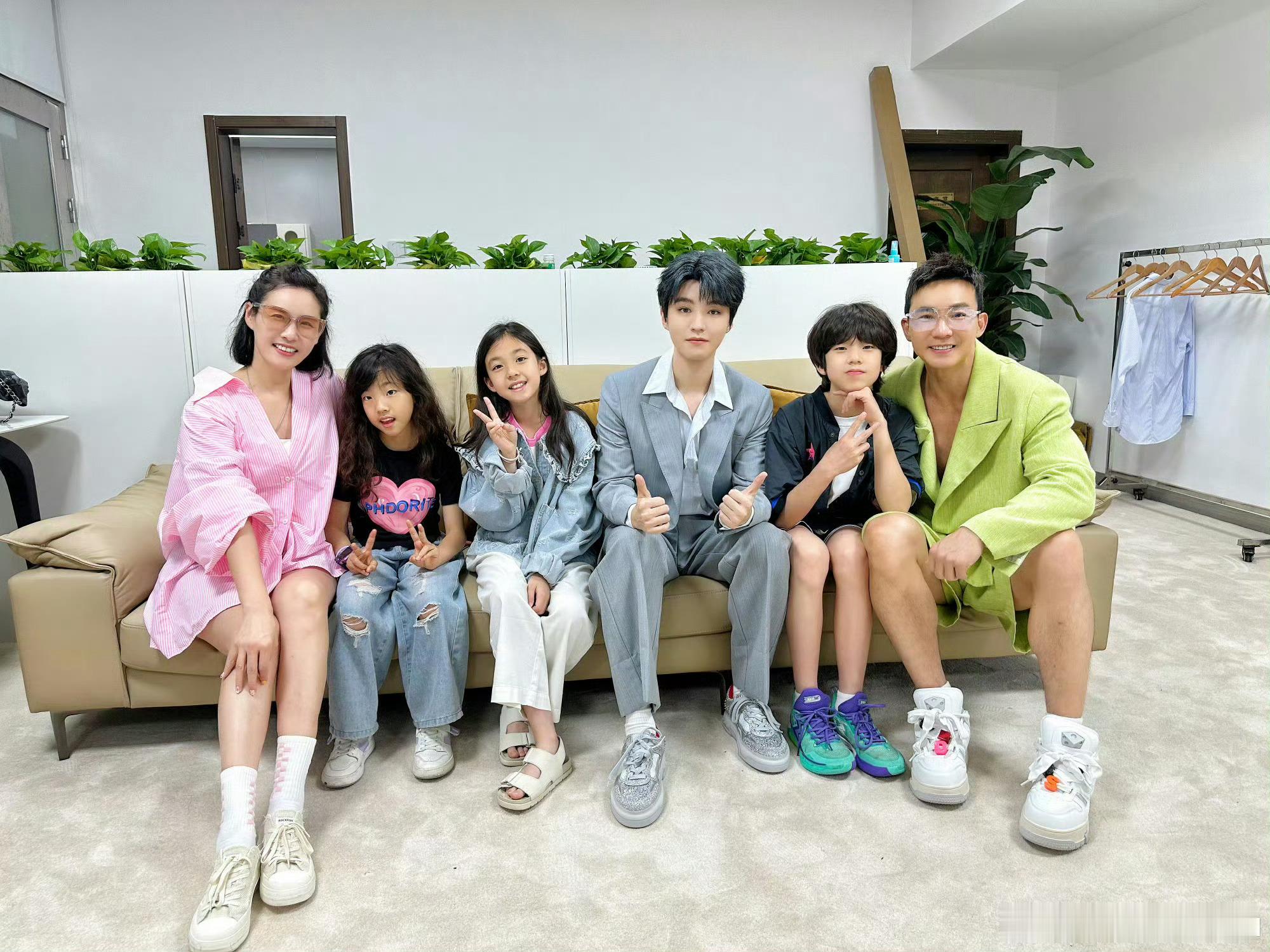 王俊凯又和刘耕宏的孩子合照了上次也是在周杰伦演唱会的时候，慕了，我也想和小凯哥哥