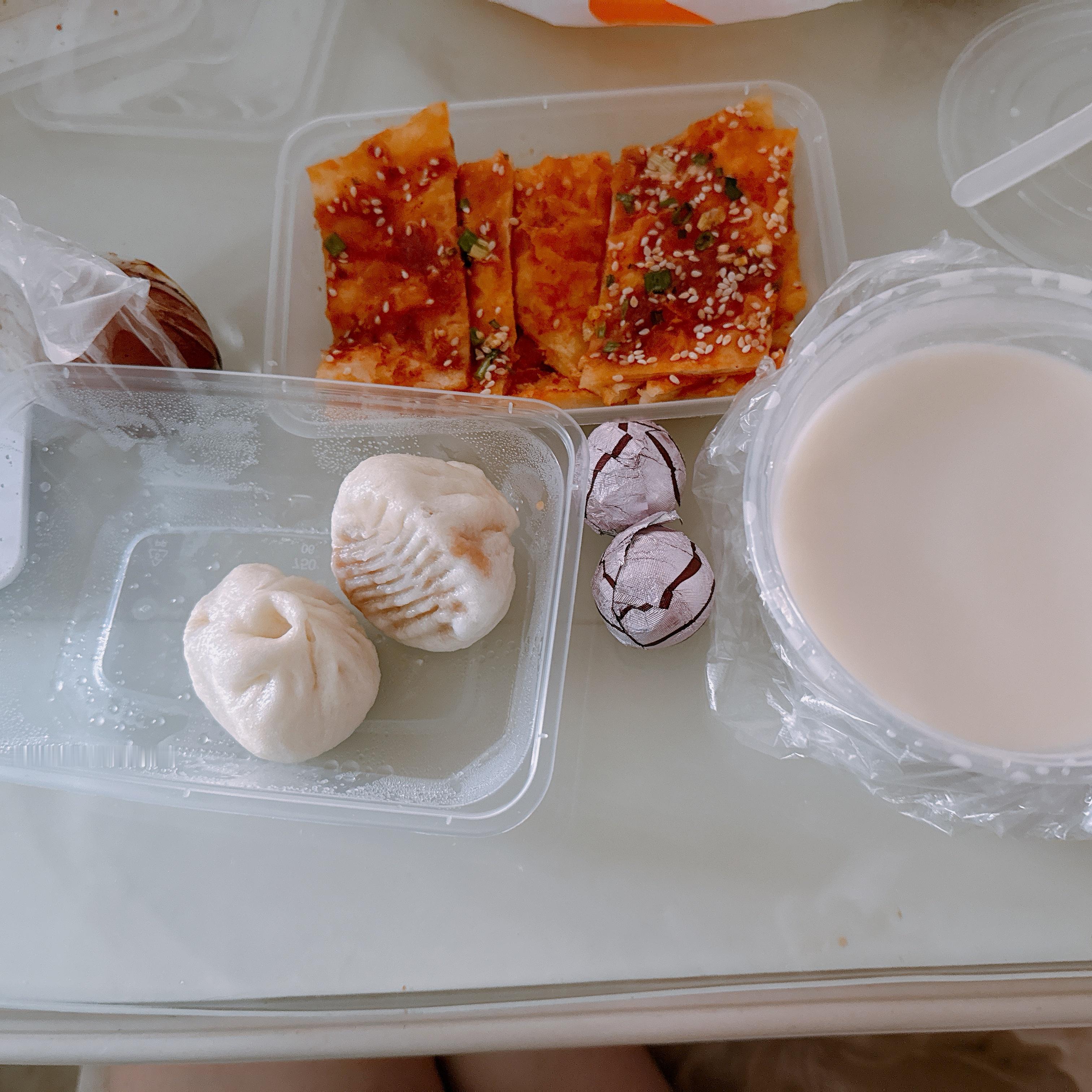 最近早上起来又饿的不行了这是我吃了一会才想起来拍的但是发面小笼包和酱香饼！！哪个