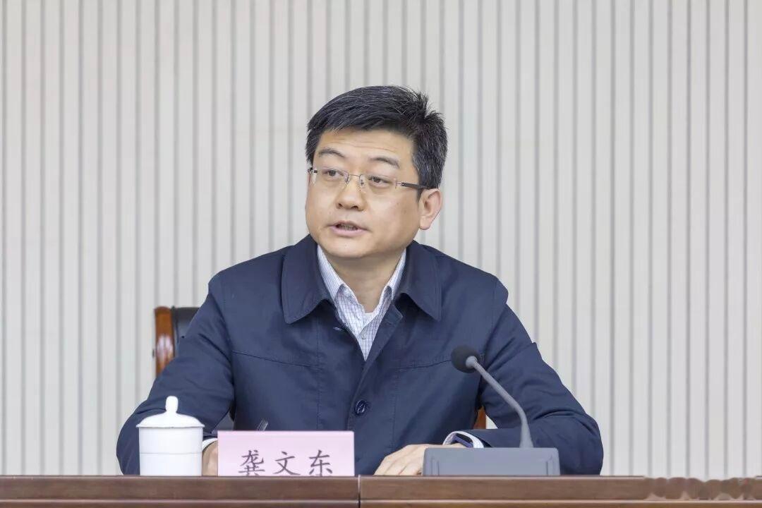 53岁的龚文东，近日由山东省委组织部副部长，升为常务副部长，负责全省干部选拔工作