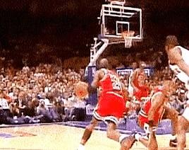 那哥们儿不是去防守的，是奔着把乔丹废了去的。
人都在空中了，他直接用整个身子撞上