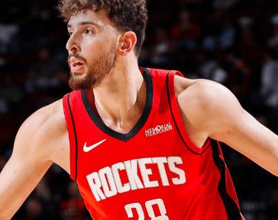 今天申京生病缺席了主场打太阳的比赛，亚当斯代替申京首发

但是明天背靠背打独行侠