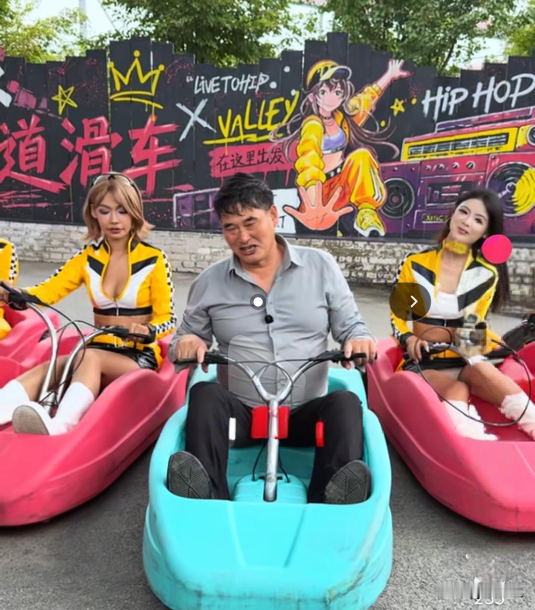 当明星是真的好，天天有美女相伴。估计朱之文以前做梦也没想过，能火成今天这个样子。