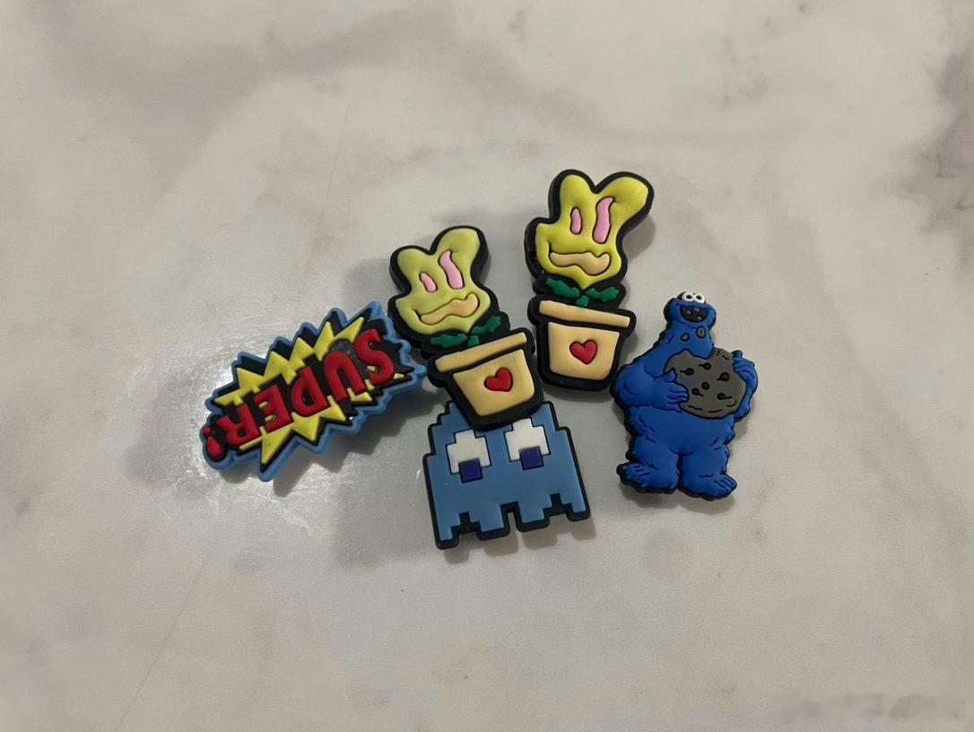 我买洞洞鞋从来不用搭配来的小花，即使再可爱也不需要，都是第一时间扔掉，因为留着也