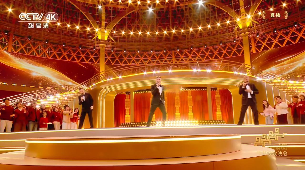 西城男孩的昨天晚上的义乌分场《致爱组曲》，让人有一种爷青回的感觉：很多网友说本来