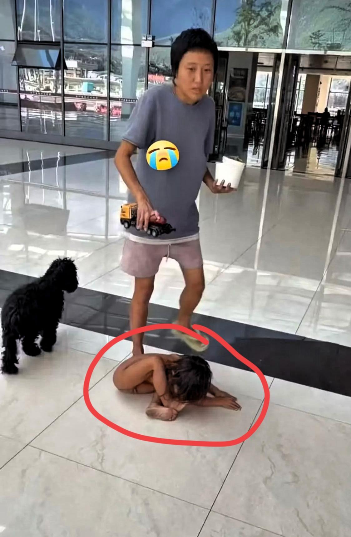 太可怕了啊！
被犬养的小孩，
从小跟狗养在一起，高速休息区拍到“犬养小孩”！这哪