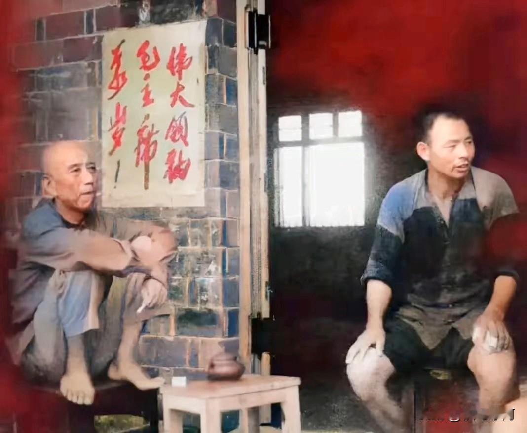 这位光脚蹲椅子上抽烟的光头，是开国上将、农垦部长王震。1969年10月下旬，王震