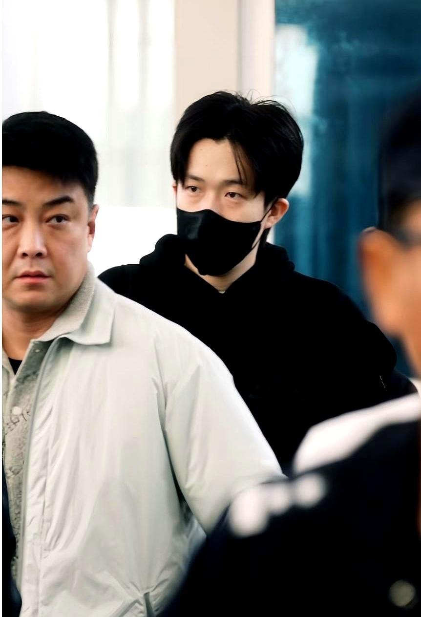 别再羡慕冠军了，凌晨领奖，天不亮就得滚去机场。
 
王皓在前面开路，嘴里喊着“别