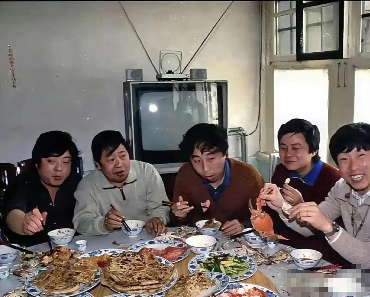 1985年，马季邀一众徒弟在家吃饭，桌上的热闹藏着满满的师徒情。正中间是马夫人烙