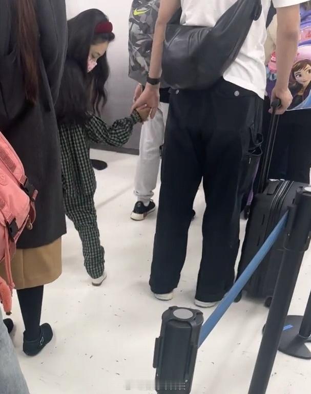 吴倩带女儿出行  偶遇吴倩带女儿出行 女儿都长这么大了 