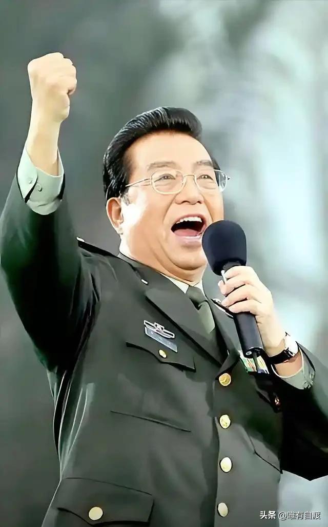 李双江老师一直在唱军旅歌曲，红色歌曲。他歌声给人正能量，给人鼓舞，给人信心，给人