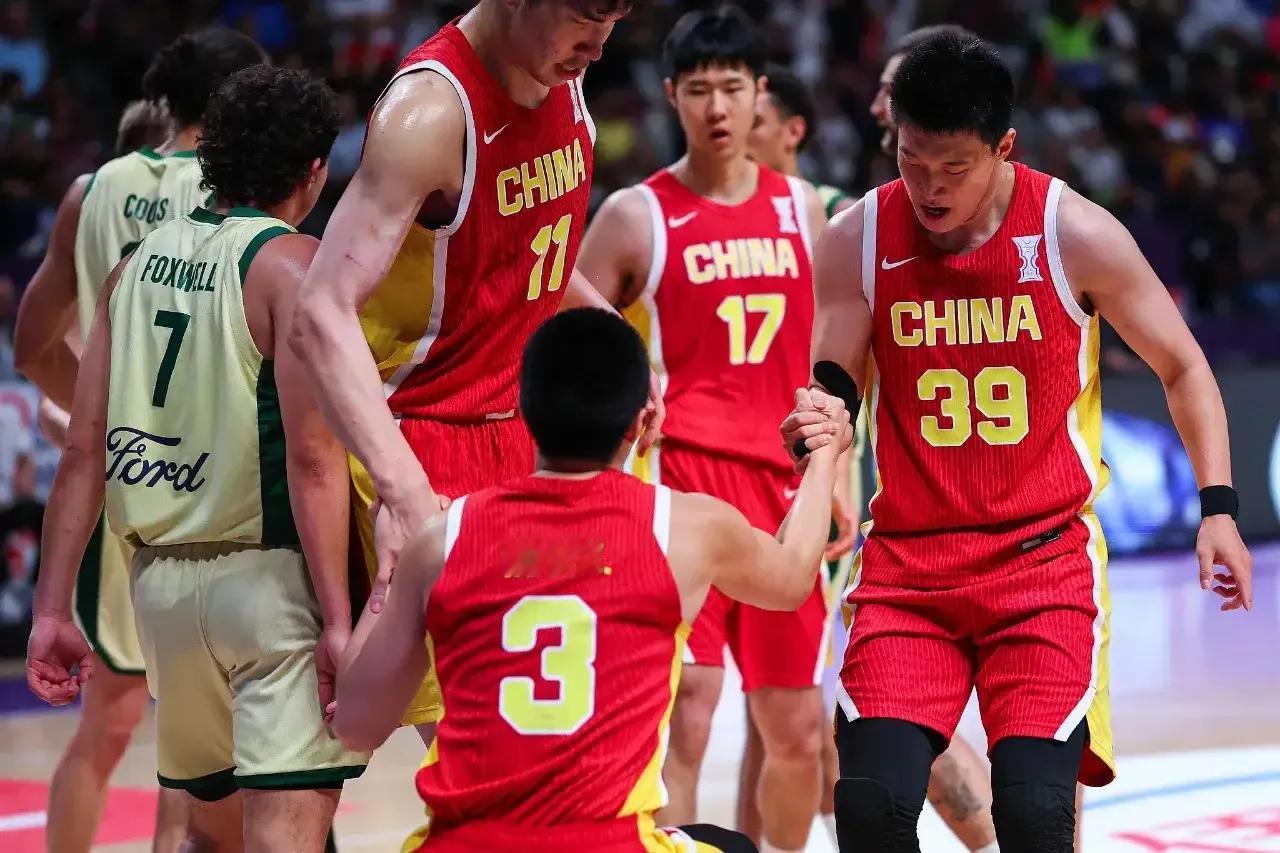 输了1分不算什么，看最后压哨打铁后胡明轩笑了、郭士强也笑了，看澳洲主教练主动找胡