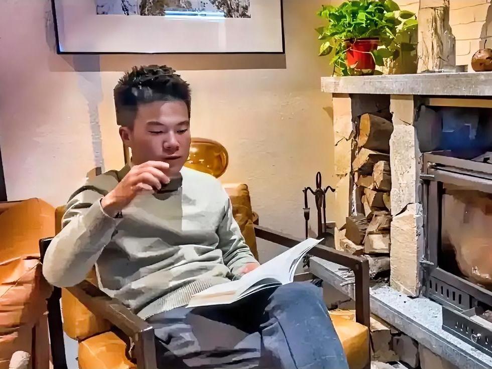 董宇辉说：
“当孩子不想读书时，
请把“空瓶子”的故事告诉孩子：
一个空瓶子值一