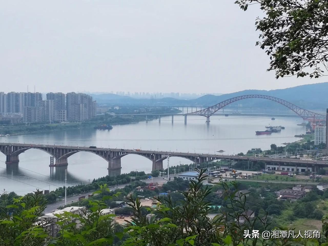 株洲网友站在石峰公园山顶拍下了这张株洲湘潭同框照片。
从图中近处是湘江、石峰大桥