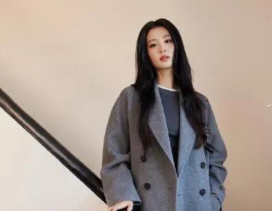 王楚然秋天穿搭好迷人。