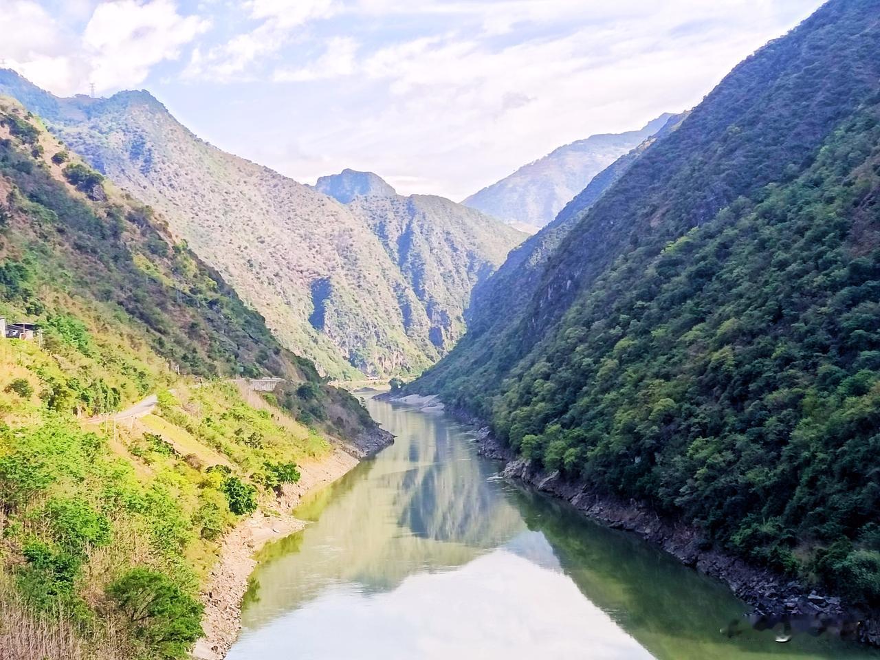 【旅途见闻】
   行至山水间，记录旅途见闻，这一站——怒江美丽公路沿途打卡点。