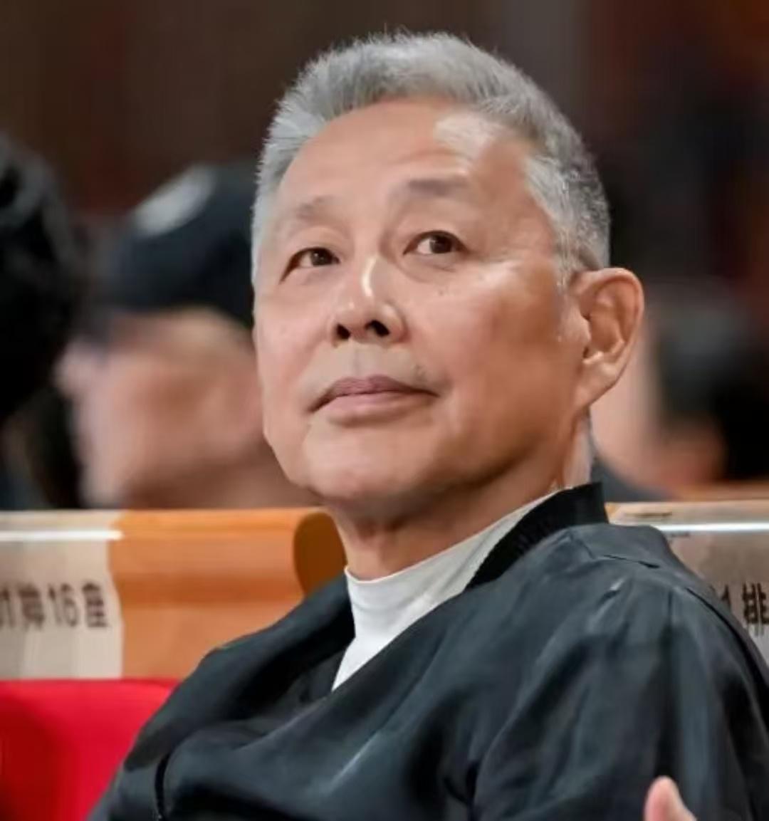 一位银行行长说了段大实话：

“普通：存款0~10万
特穷：负债100万以上
富