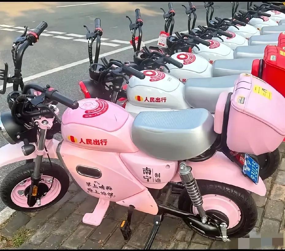 南宁人民太幸福了，不愧是电摩之都，连共享单车都这么洋气……[捂脸]