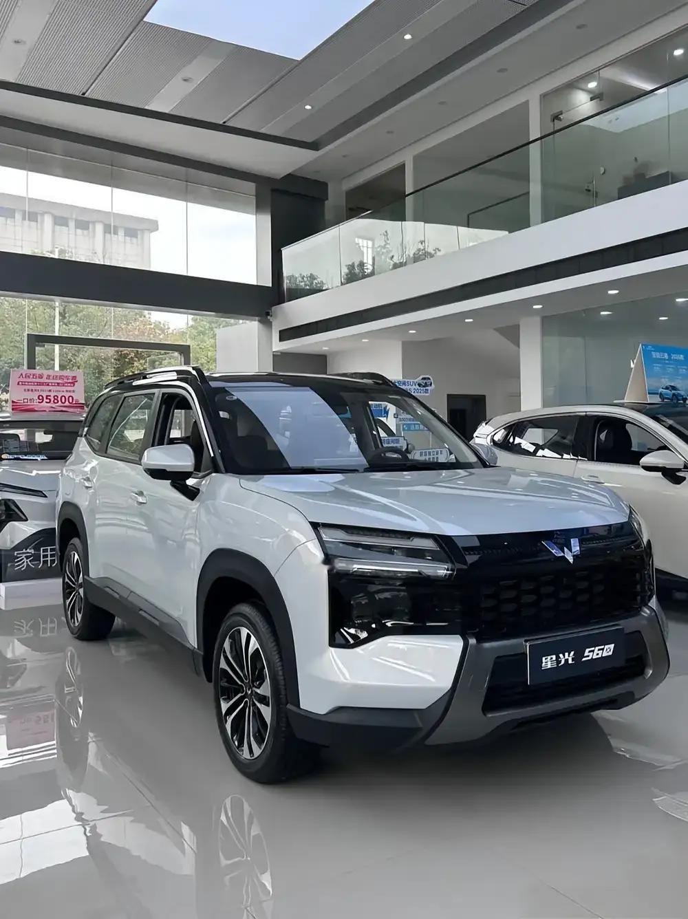 五菱星光560座椅能灵活放倒，空间大很实用，后备箱最大可拓展至1945升！星光5