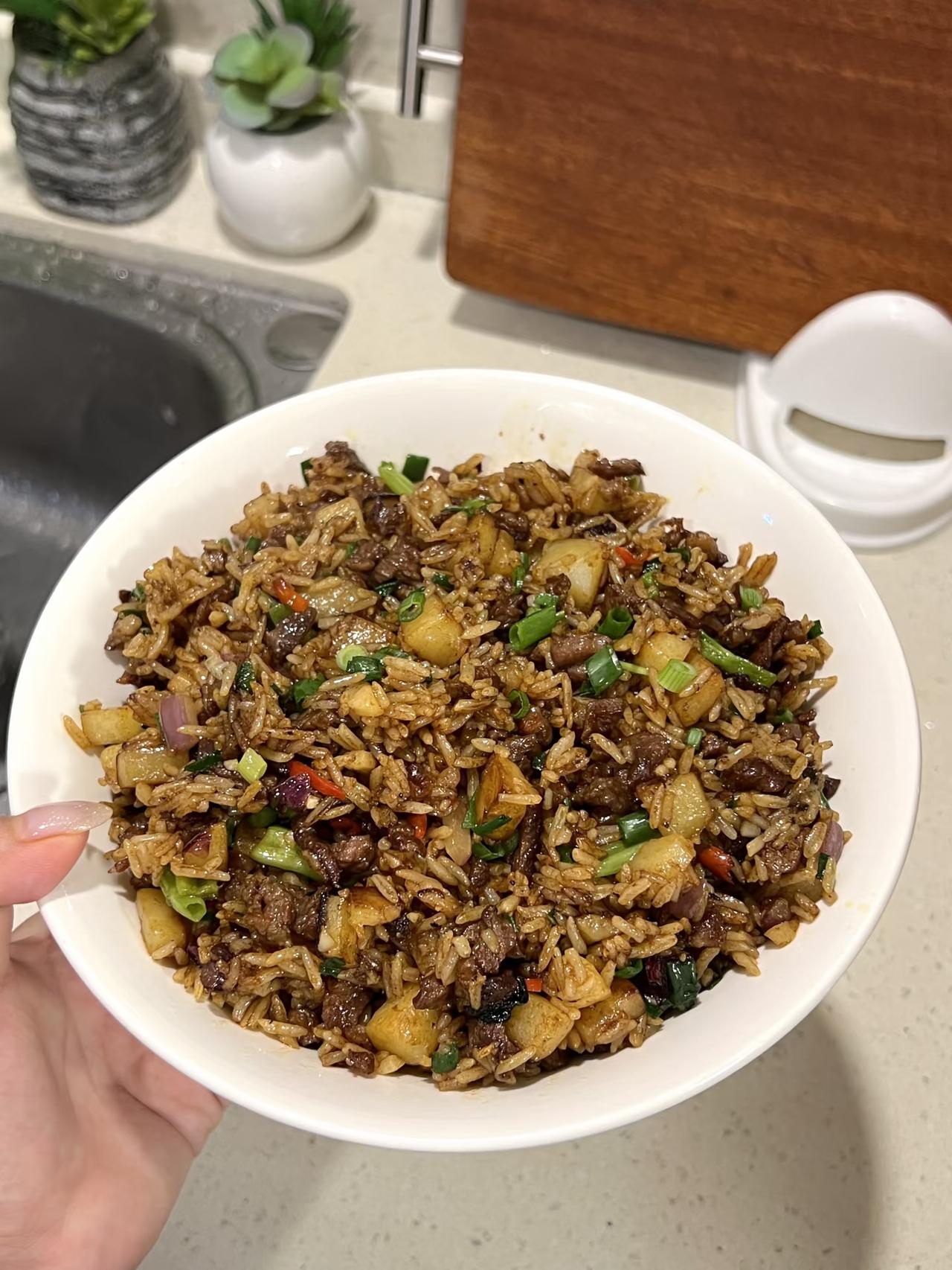 自己炒的，色香味俱全，一直很喜欢吃炒饭，你们有吃不腻的菜或饭吗？