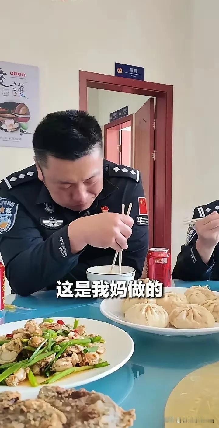 看哭了！云南临沧，一民警结束执勤进食堂吃饭，看着餐桌上的包子，很是眼熟，当他拿起