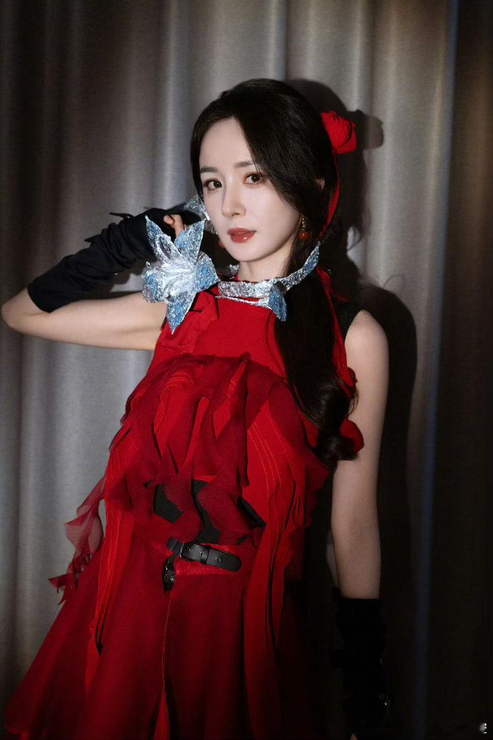 杨幂  🦊杨幂巴黎卡诗全球品牌代言人 无牵无挂可能更适合我这个居无定所的流浪人