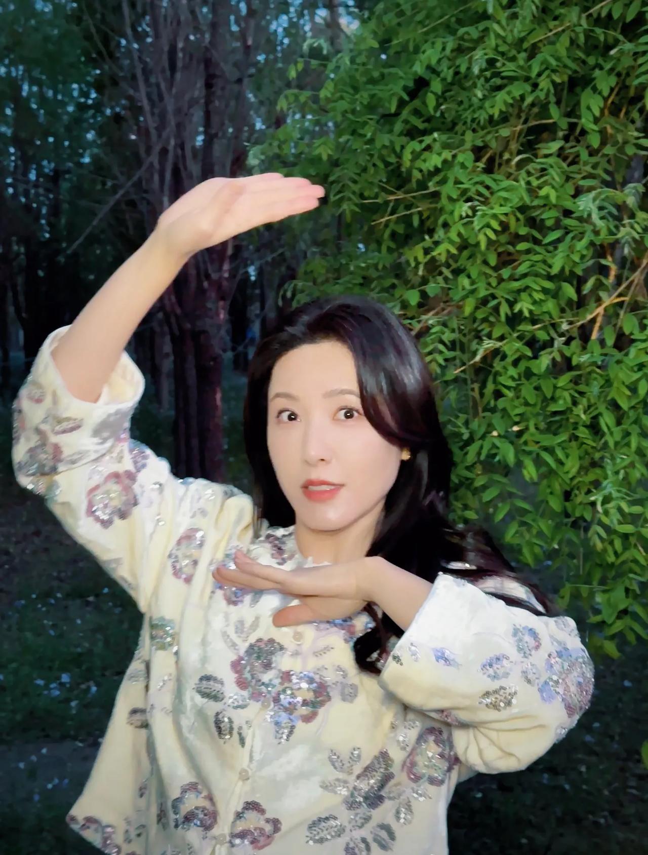 有不少网友人云亦云都说曾黎是超级大美女，对此，我无法苟同呀！

画面中的曾黎皮肤
