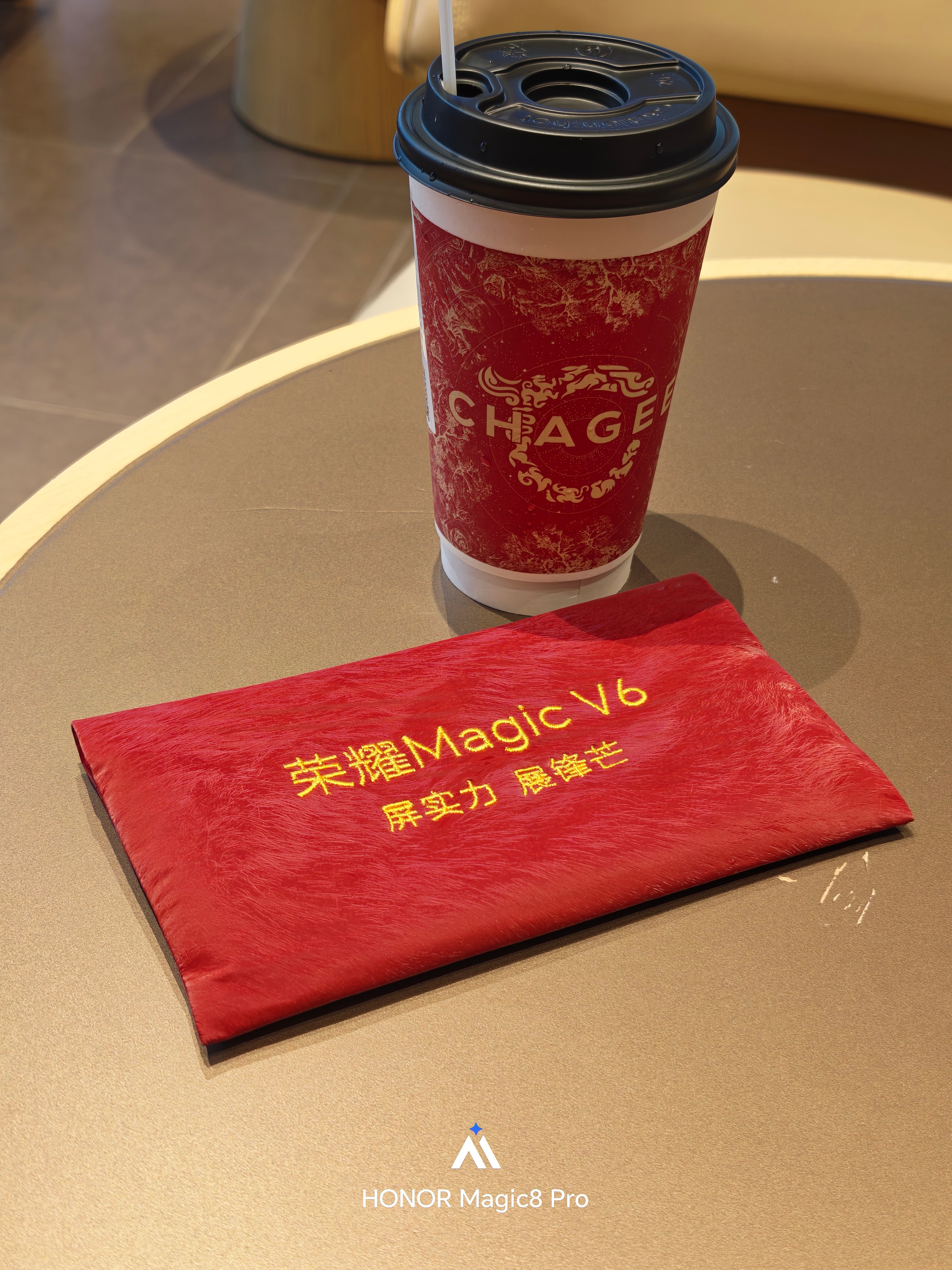 收到了荣耀Magic V6邀请函，这块至臻黑钻屏真的强，用砂纸反复刮开灰色涂层，