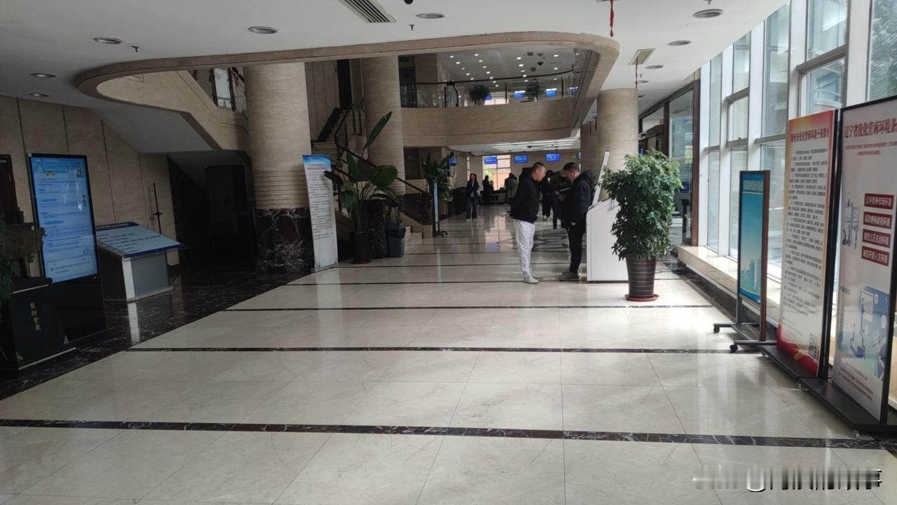 都说锦州房子不好卖，我今天去了趟公积金建议中心，人也不少啊，同时我还有个疑问啊，