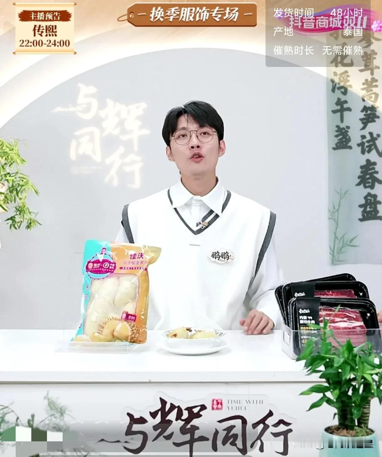 鹏鹏的脸最近长了点肉
他妈妈把他照顾的很好
有句话说有妈的孩子像块宝
从冰箱里拿