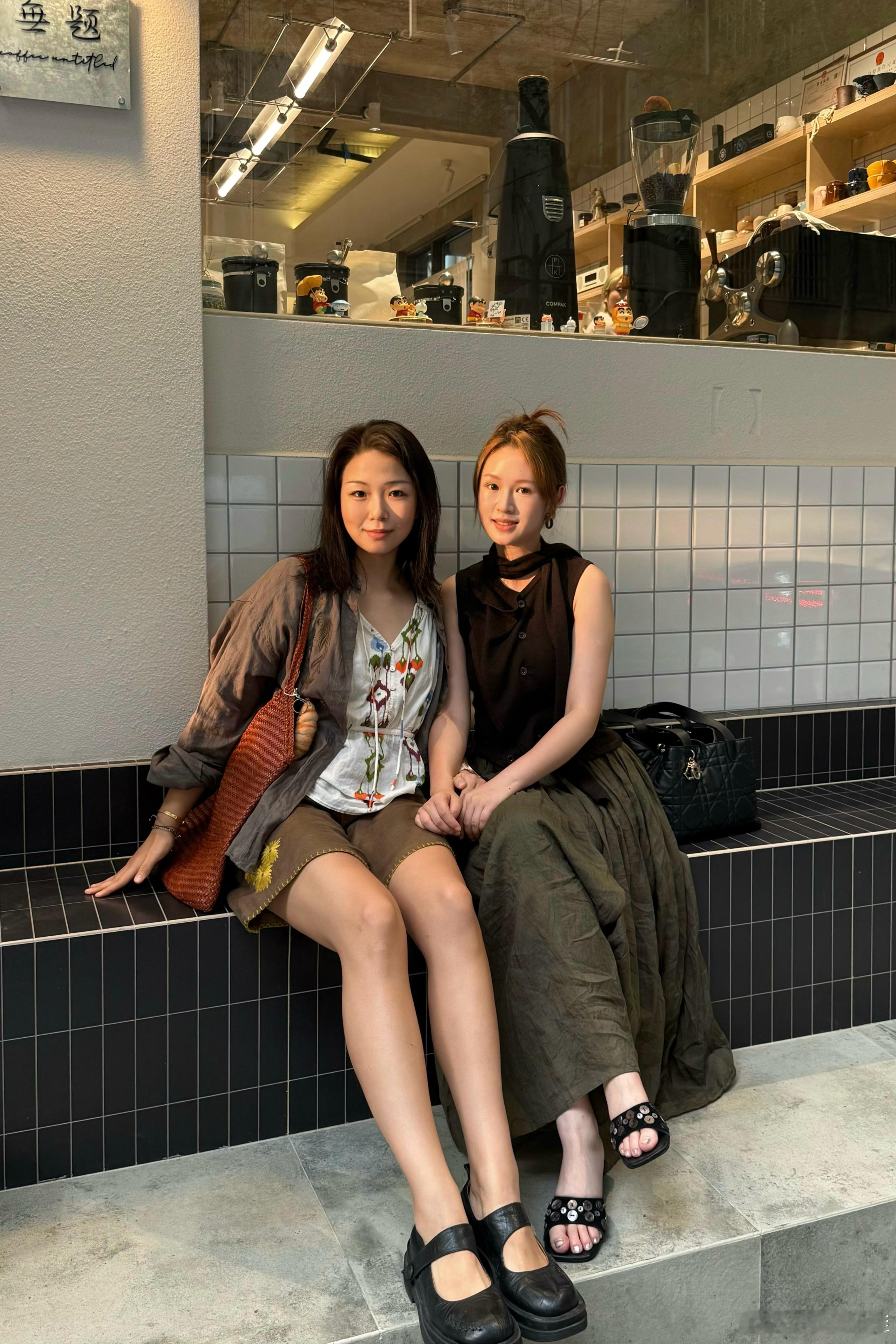 忙碌的节日。两顿饭中间抽空和朋友们咖了一会儿，根本聊不够。忍不住还要夸夸无题，目
