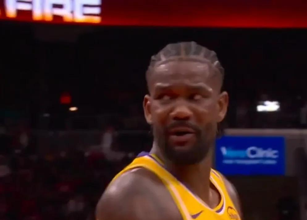 艾顿：你们太坏了。
詹姆斯：怎么了顿宝？
艾顿：肯纳德爆发，咱们赢球。爱玛特爆发