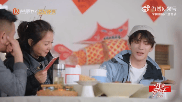  父母吵架孩子是最受伤的 礼拜天还要加班吵，孩子躲在一边害怕，真的太戳心了 