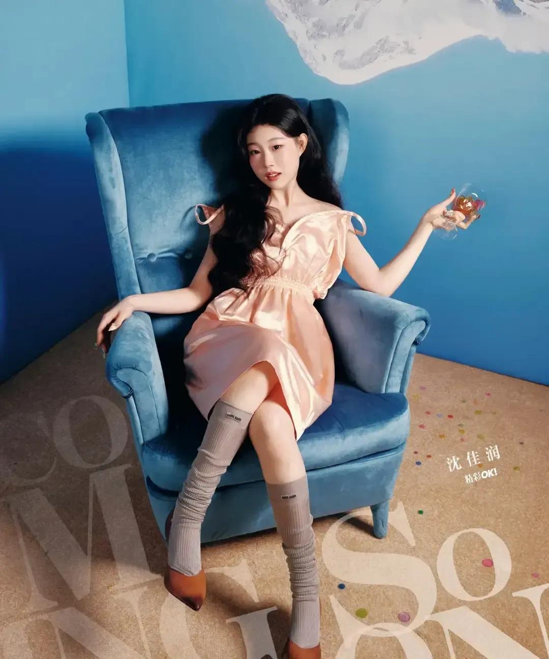 沈依阳半年拿下封面代言还要演正午新剧，我刷到消息第一反应是这姑娘投胎技术真硬。