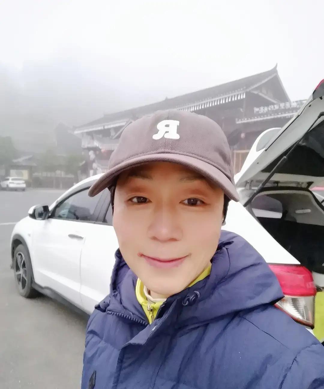 五点半的皇都侗寨还笼在雾里，我扒完最后一口热饭把锅涮了，江西老哥翻个身没醒。
昨